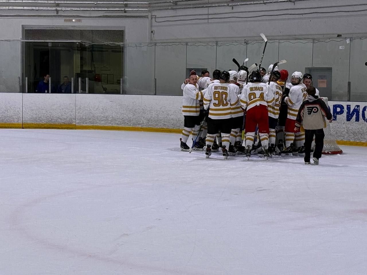 Сегодня наши хоккеисты из команды «Альфа-Патриот» устроили настоящую битву на льду! Сегодня наши хоккеисты из команды «Альфа-Патриот» устроили настоящую битву на льду!