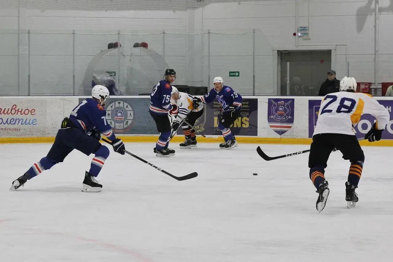 Только-только в Королеве закончился финальный матч Ночной хоккейной лиги среди любителей 50+ Только-только в Королеве закончился финальный матч Ночной хоккейной лиги среди любителей 50+