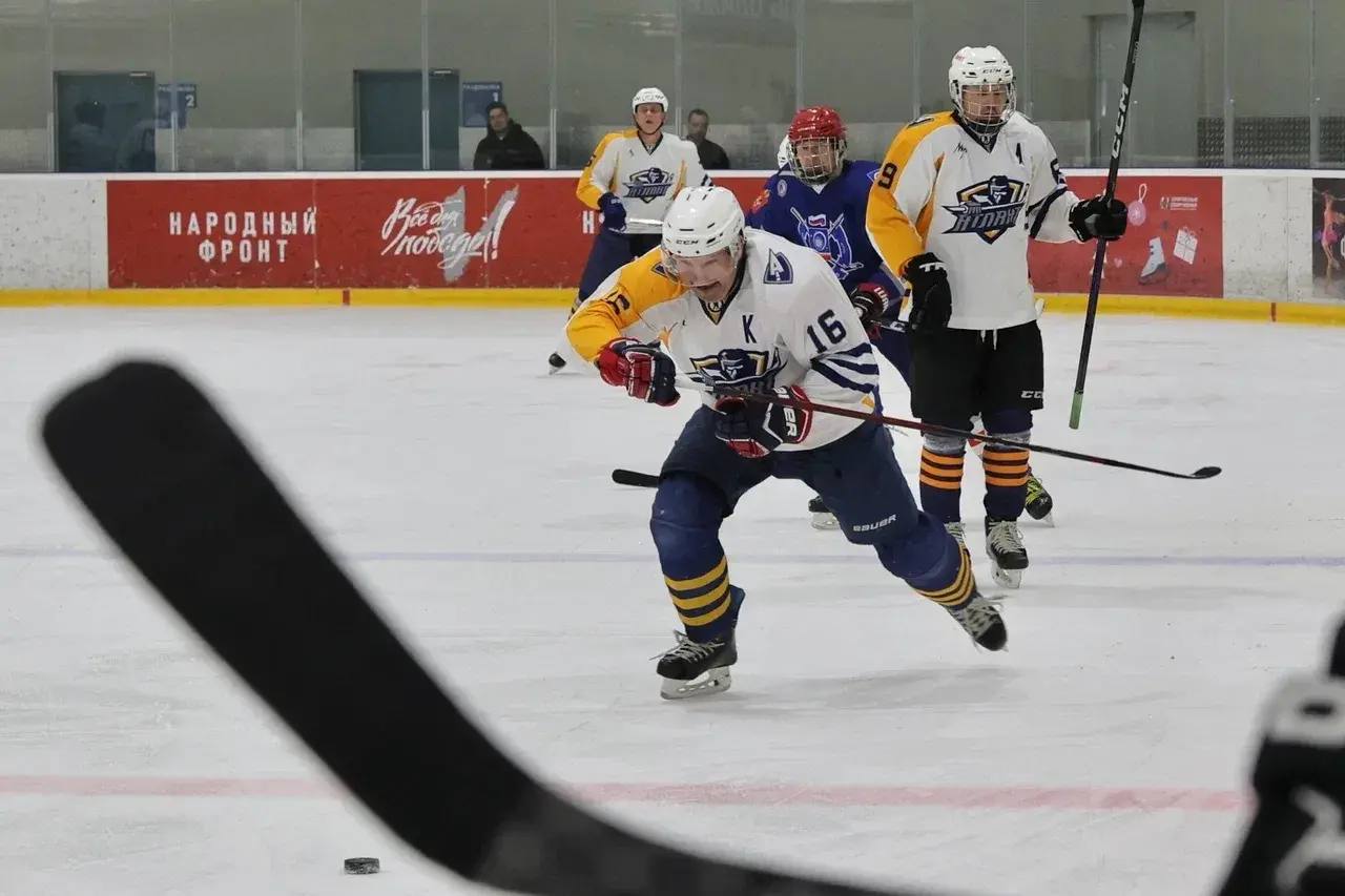 Только-только в Королеве закончился финальный матч Ночной хоккейной лиги среди любителей 50+ Только-только в Королеве закончился финальный матч Ночной хоккейной лиги среди любителей 50+
