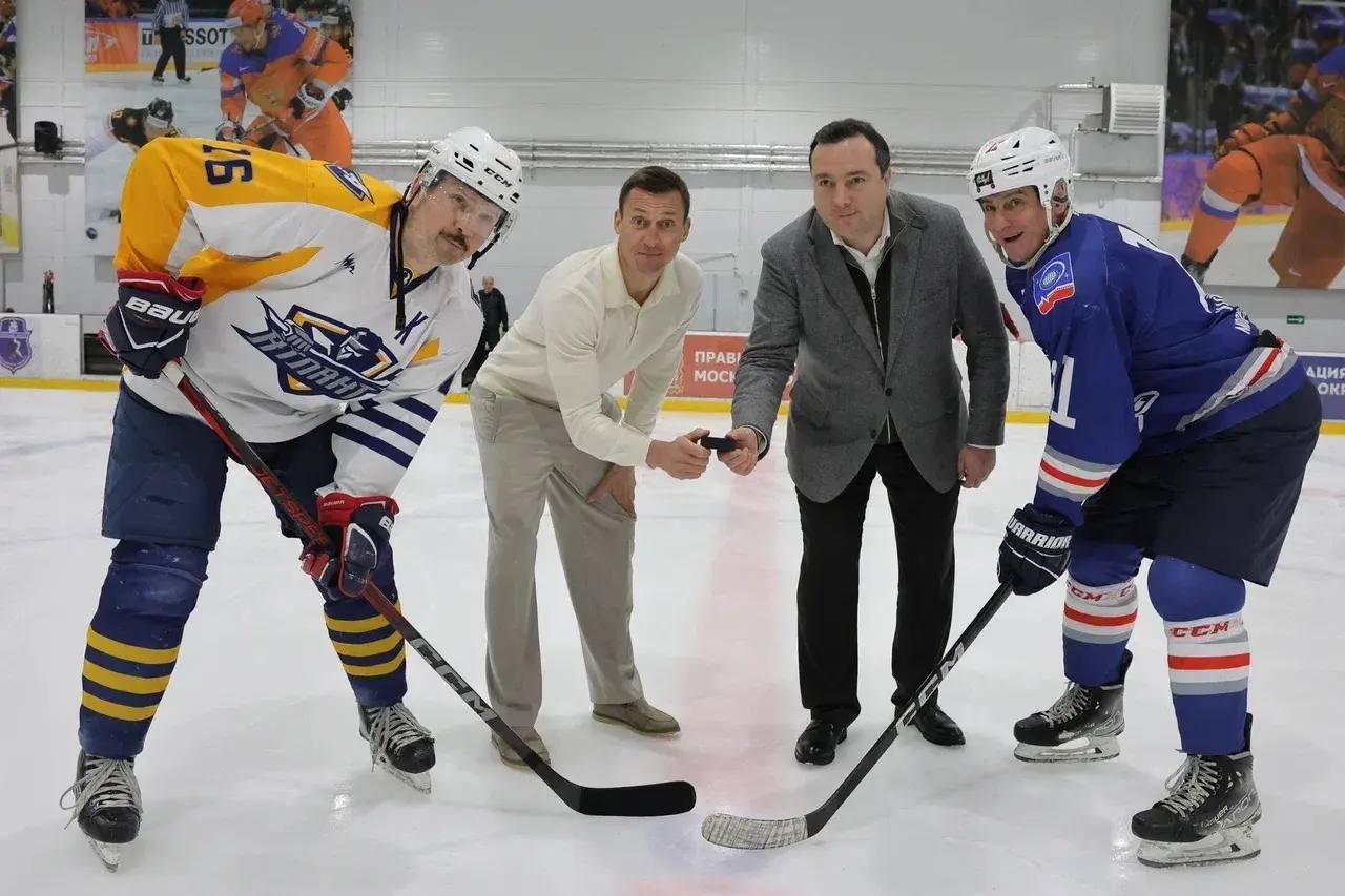 Только-только в Королеве закончился финальный матч Ночной хоккейной лиги среди любителей 50+