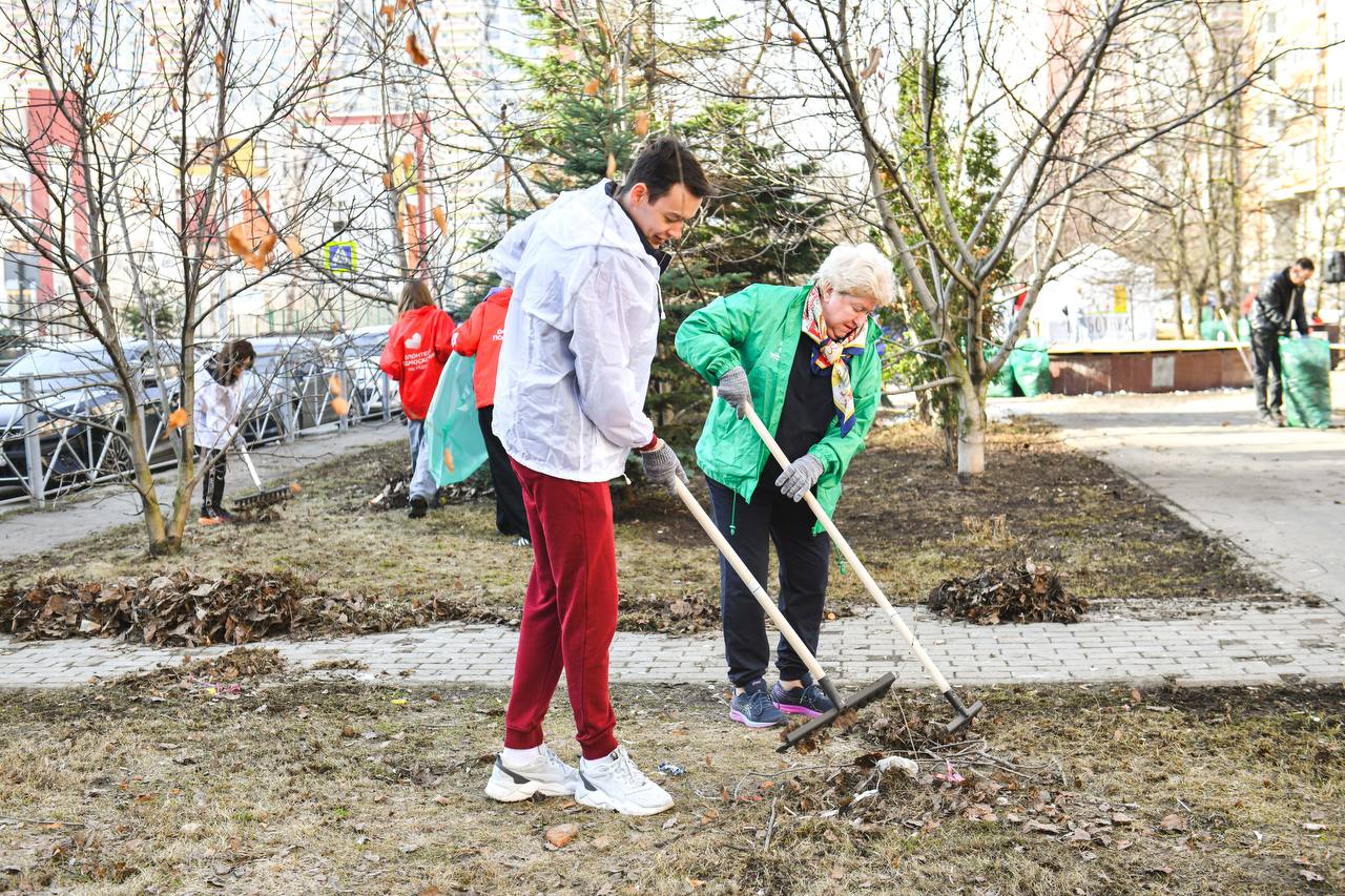 Первые субботники провели в Химках Первые субботники провели в Химках