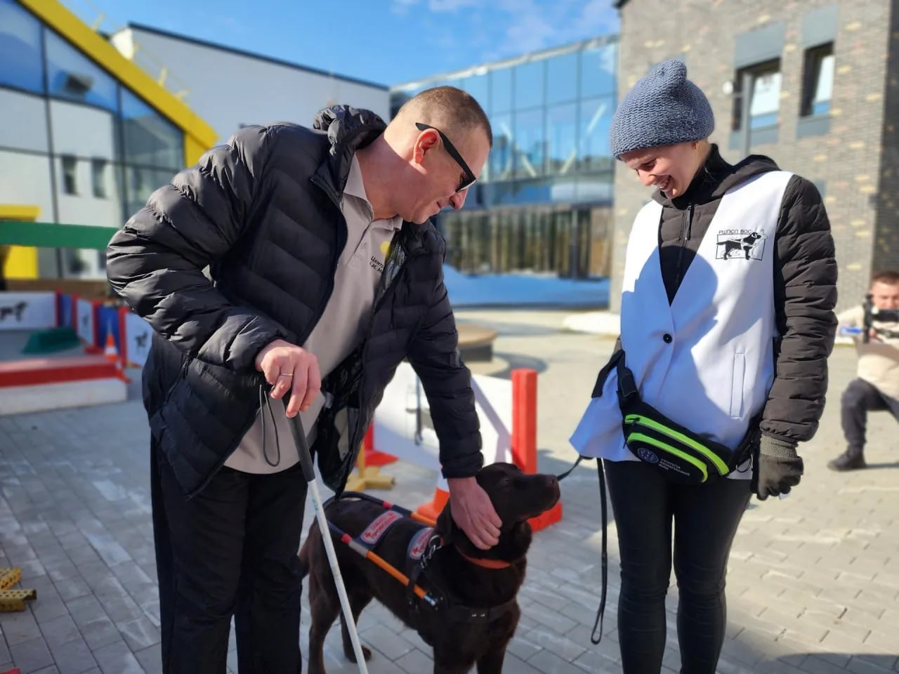 Преподаватели Российской школы подготовки собак-проводников ВОС провели показательные выступления и практические занятия для ветеранов СВО в центре Мещерякова