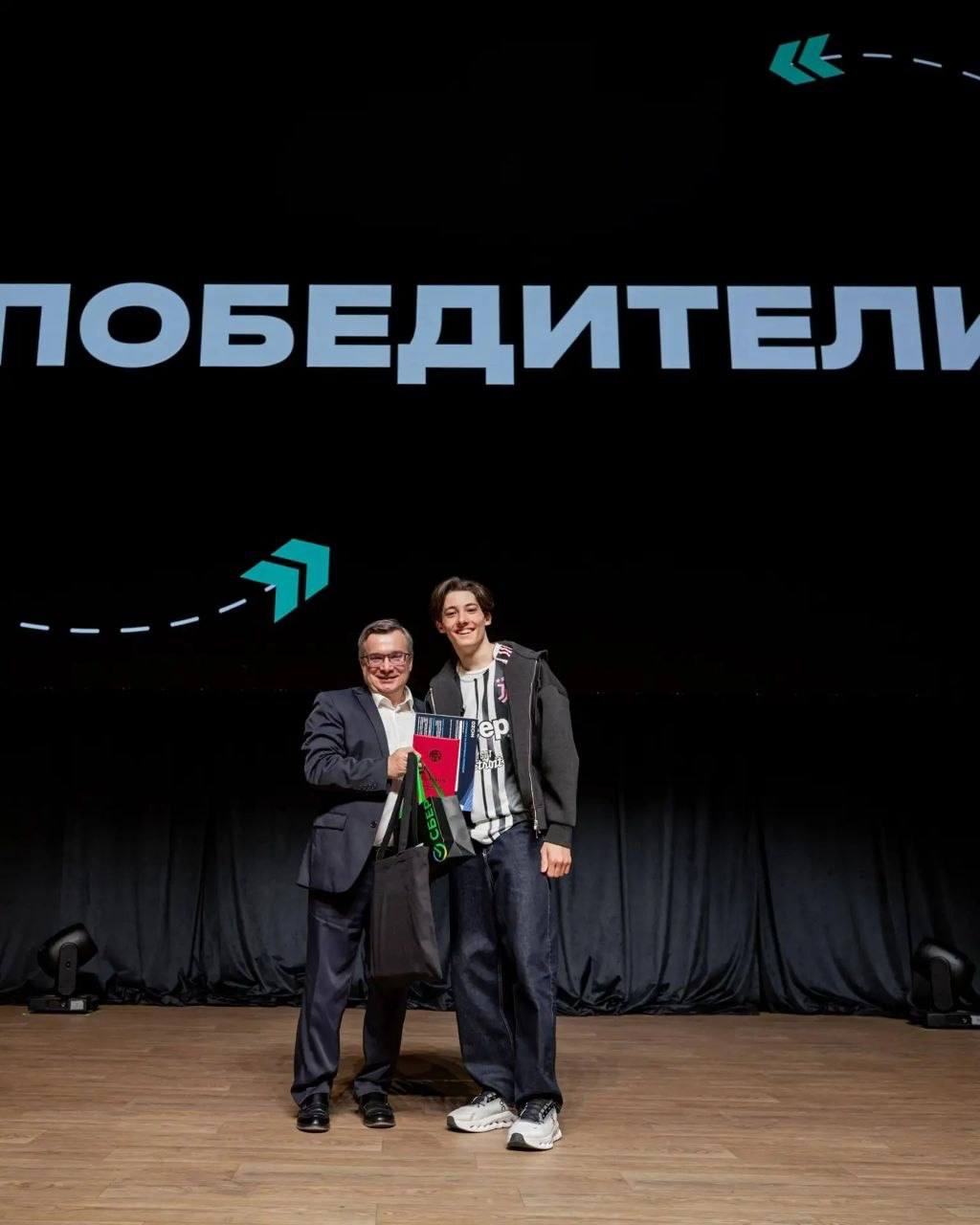 Десятиклассник школы №18 Александр Киселёв добился блестящего результата на заключительном этапе Всероссийской олимпиады школьников, став победителем по итальянскому языку Десятиклассник школы №18 Александр Киселёв добился блестящего результата на заключительном этапе Всероссийской олимпиады школьников, став победителем по итальянскому языку