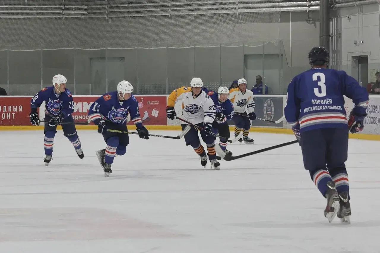 Только-только в Королеве закончился финальный матч Ночной хоккейной лиги среди любителей 50+ Только-только в Королеве закончился финальный матч Ночной хоккейной лиги среди любителей 50+