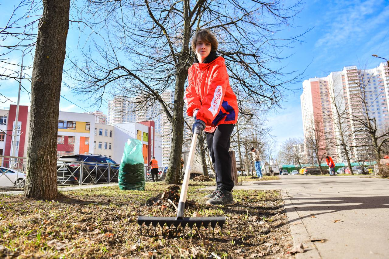 Первые субботники провели в Химках Первые субботники провели в Химках