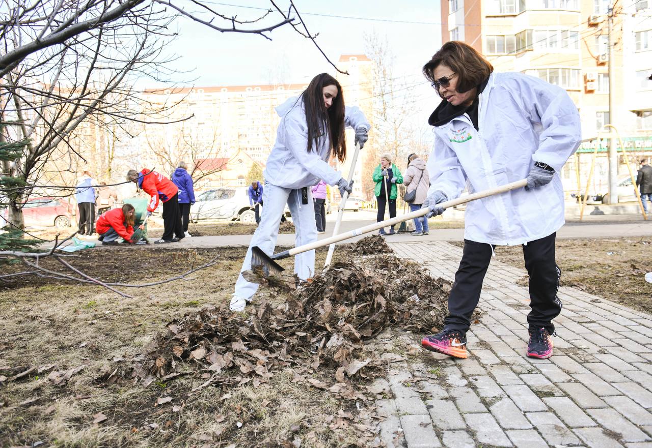 Первые субботники провели в Химках Первые субботники провели в Химках