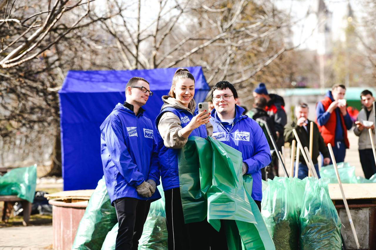 Первые субботники провели в Химках Первые субботники провели в Химках