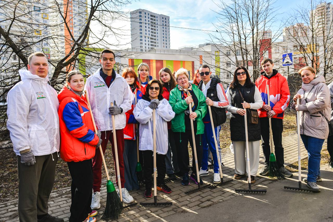 Первые субботники провели в Химках Первые субботники провели в Химках