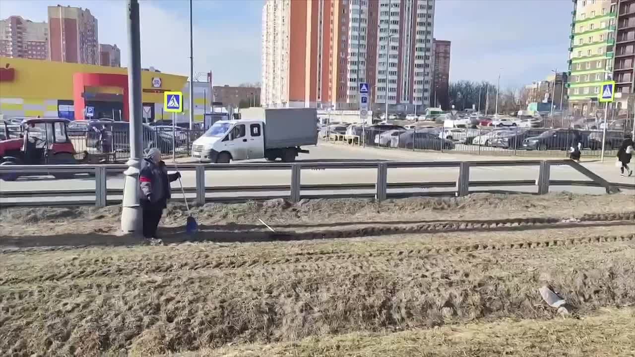 #ПрямоСейчас в Путилково на проектируемом проезде проходит субботник