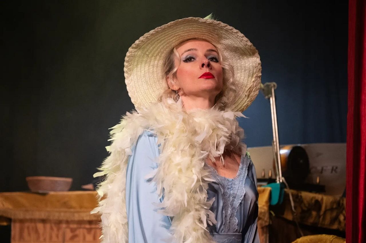 В Серпухове сошла с ночного поезда «Безымянная звезда»: Театр «Зазеркалье» подарил зрителям романтическую историю о 12 часах счастья В Серпухове сошла с ночного поезда «Безымянная звезда»: Театр «Зазеркалье» подарил зрителям романтическую историю о 12 часах счастья