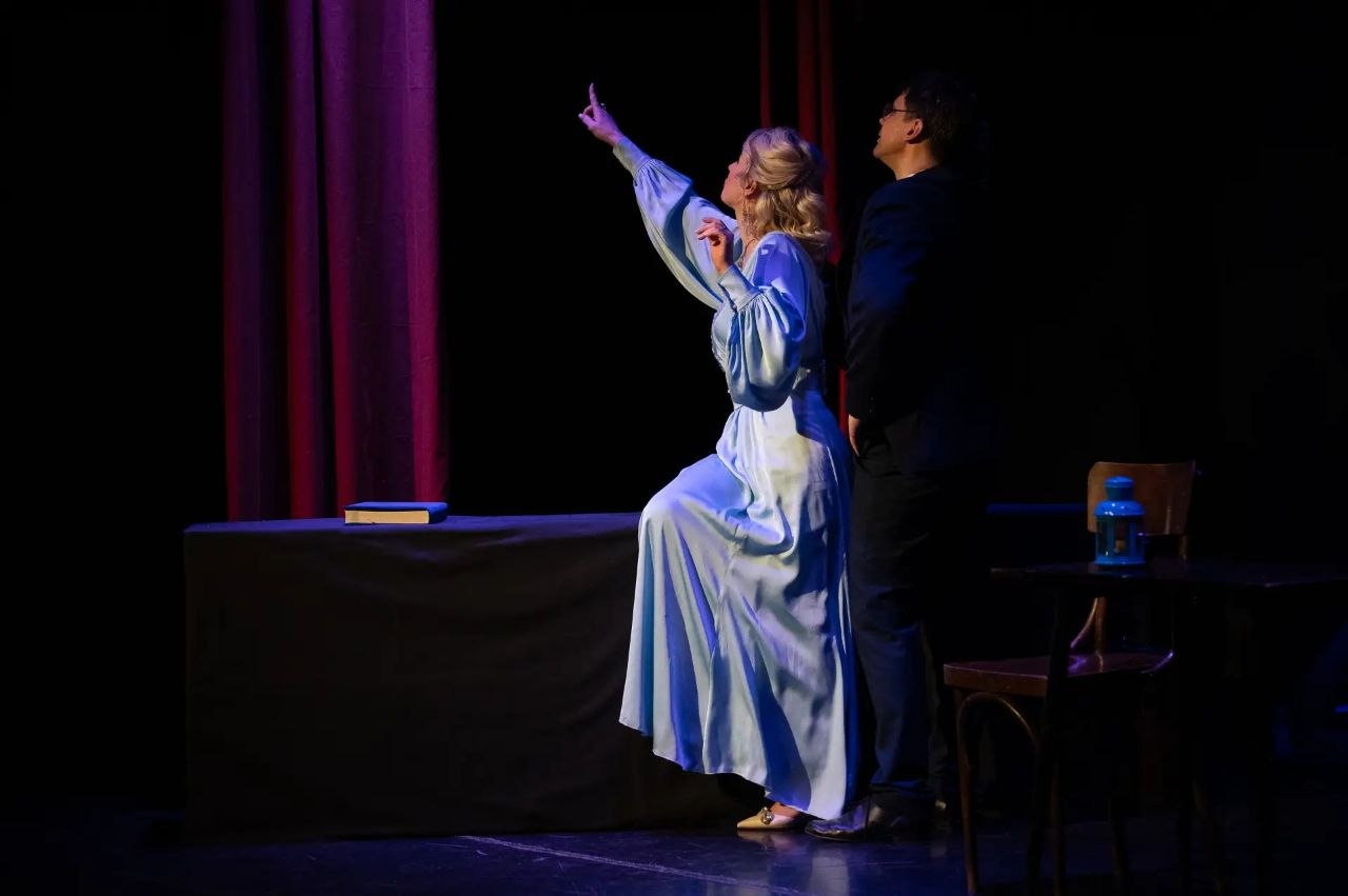 В Серпухове сошла с ночного поезда «Безымянная звезда»: Театр «Зазеркалье» подарил зрителям романтическую историю о 12 часах счастья В Серпухове сошла с ночного поезда «Безымянная звезда»: Театр «Зазеркалье» подарил зрителям романтическую историю о 12 часах счастья