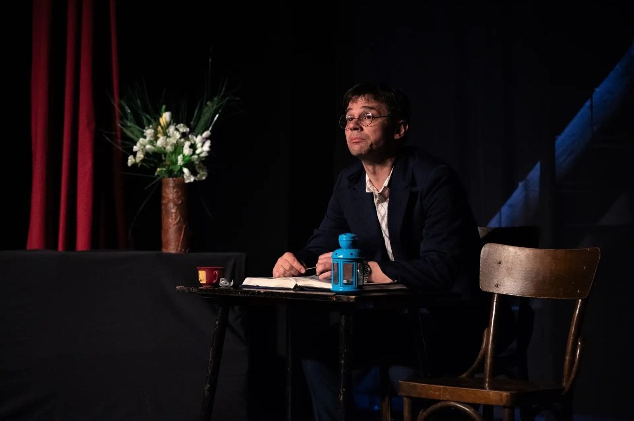 В Серпухове сошла с ночного поезда «Безымянная звезда»: Театр «Зазеркалье» подарил зрителям романтическую историю о 12 часах счастья В Серпухове сошла с ночного поезда «Безымянная звезда»: Театр «Зазеркалье» подарил зрителям романтическую историю о 12 часах счастья