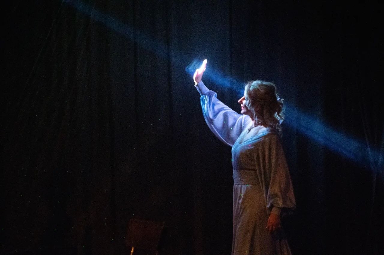 В Серпухове сошла с ночного поезда «Безымянная звезда»: Театр «Зазеркалье» подарил зрителям романтическую историю о 12 часах счастья В Серпухове сошла с ночного поезда «Безымянная звезда»: Театр «Зазеркалье» подарил зрителям романтическую историю о 12 часах счастья