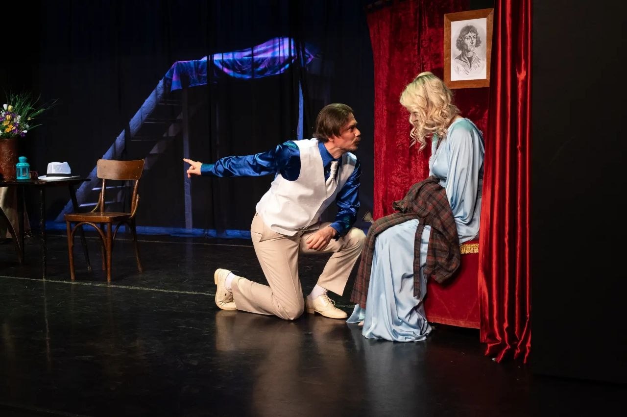 В Серпухове сошла с ночного поезда «Безымянная звезда»: Театр «Зазеркалье» подарил зрителям романтическую историю о 12 часах счастья В Серпухове сошла с ночного поезда «Безымянная звезда»: Театр «Зазеркалье» подарил зрителям романтическую историю о 12 часах счастья