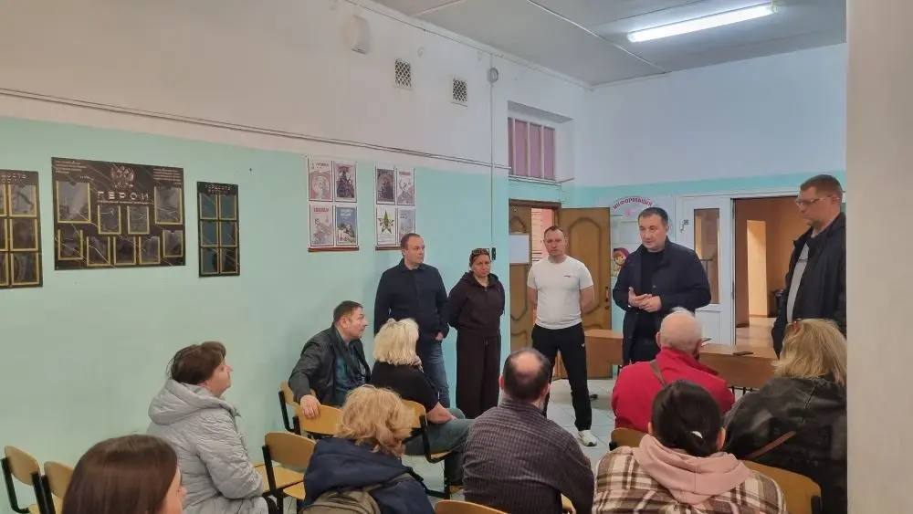 Вместе с представителями управляющей компании общаемся с жителями пострадавшего от пожара дома в пункте временного размещения в школе №8, отвечаем на все вопросы Вместе с представителями управляющей компании общаемся с жителями пострадавшего от пожара дома в пункте временного размещения в школе №8, отвечаем на все вопросы