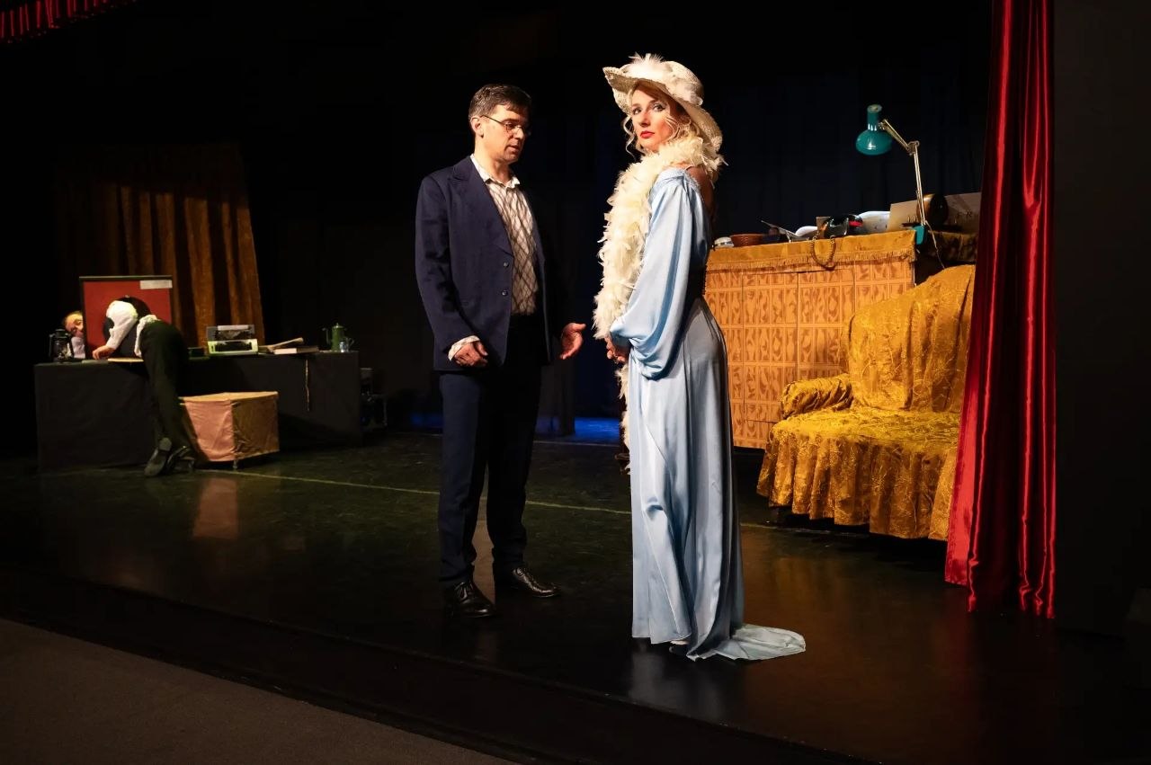 В Серпухове сошла с ночного поезда «Безымянная звезда»: Театр «Зазеркалье» подарил зрителям романтическую историю о 12 часах счастья В Серпухове сошла с ночного поезда «Безымянная звезда»: Театр «Зазеркалье» подарил зрителям романтическую историю о 12 часах счастья