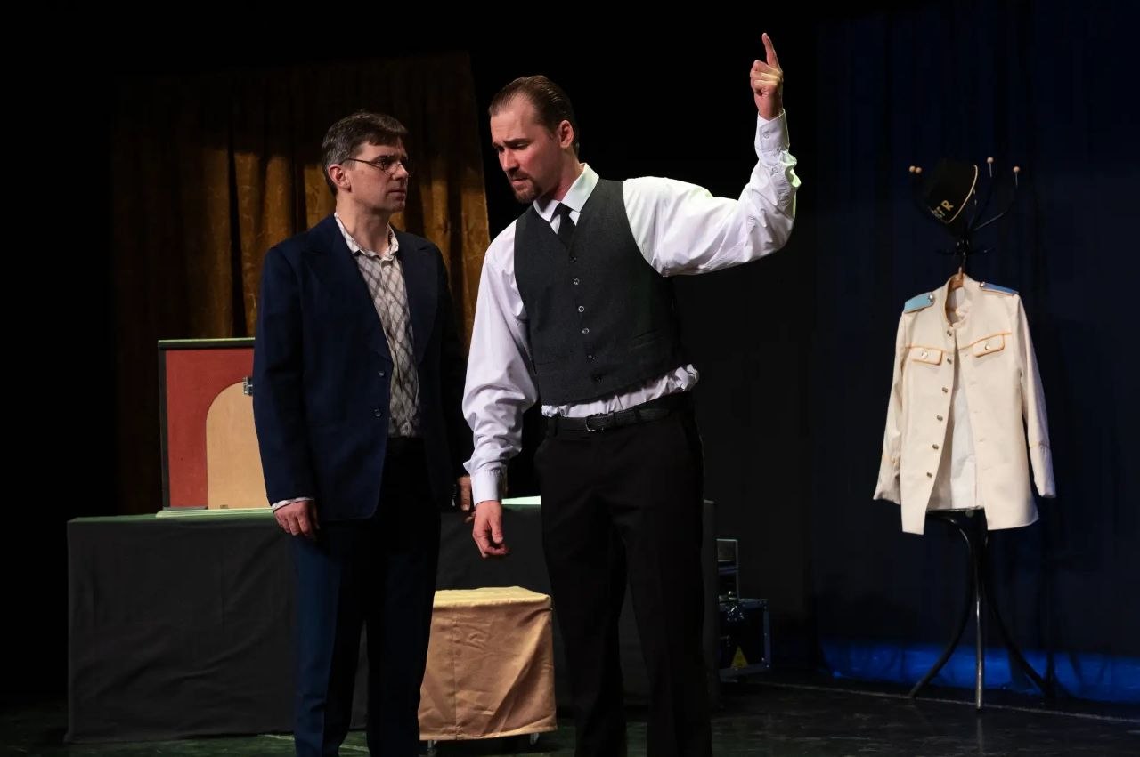 В Серпухове сошла с ночного поезда «Безымянная звезда»: Театр «Зазеркалье» подарил зрителям романтическую историю о 12 часах счастья В Серпухове сошла с ночного поезда «Безымянная звезда»: Театр «Зазеркалье» подарил зрителям романтическую историю о 12 часах счастья