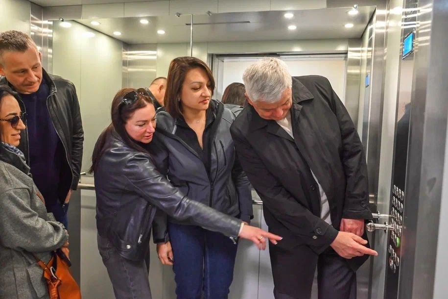 Депутат Мособлдумы проверил работу лифтов в Реутове после замены оборудования Депутат Мособлдумы проверил работу лифтов в Реутове после замены оборудования