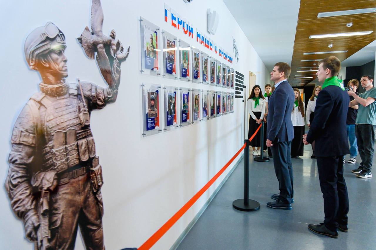 Ставшая за годы клишейной фраза «Герой нашего времени» обретает новый смысл, когда это школьный коридор и фото отцов учащихся - участников специальной военной операции Ставшая за годы клишейной фраза «Герой нашего времени» обретает новый смысл, когда это школьный коридор и фото отцов учащихся - участников специальной военной операции