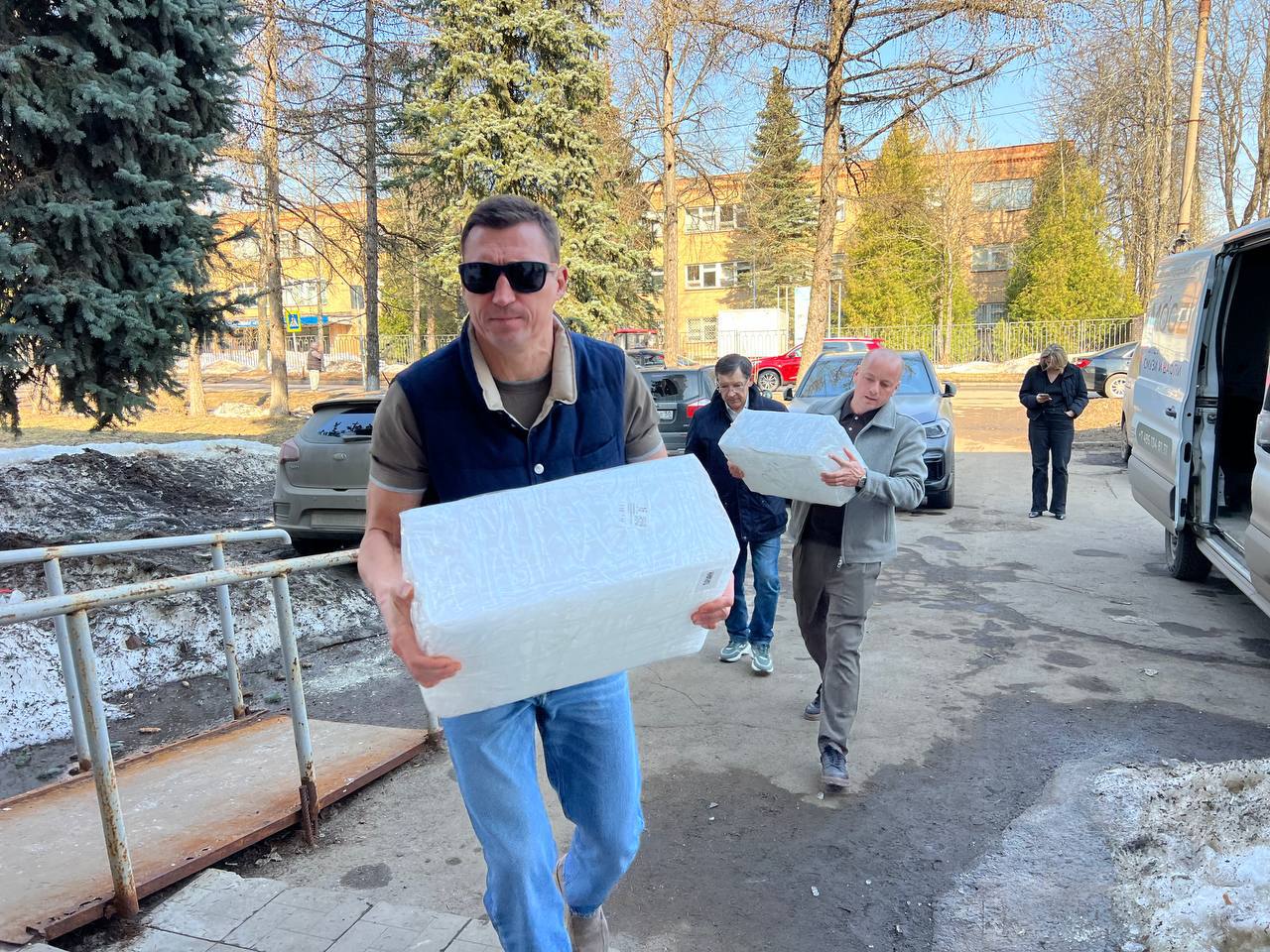 Депутаты округа Дмитрий Кульков и Михаил Сухарев, депутат Мособлдумы Александр Легков и уполномоченный главы Ольга Алексеева посетили центр поддержки семей участников СВО «Рука помощи» и передали гуманитарную помощь