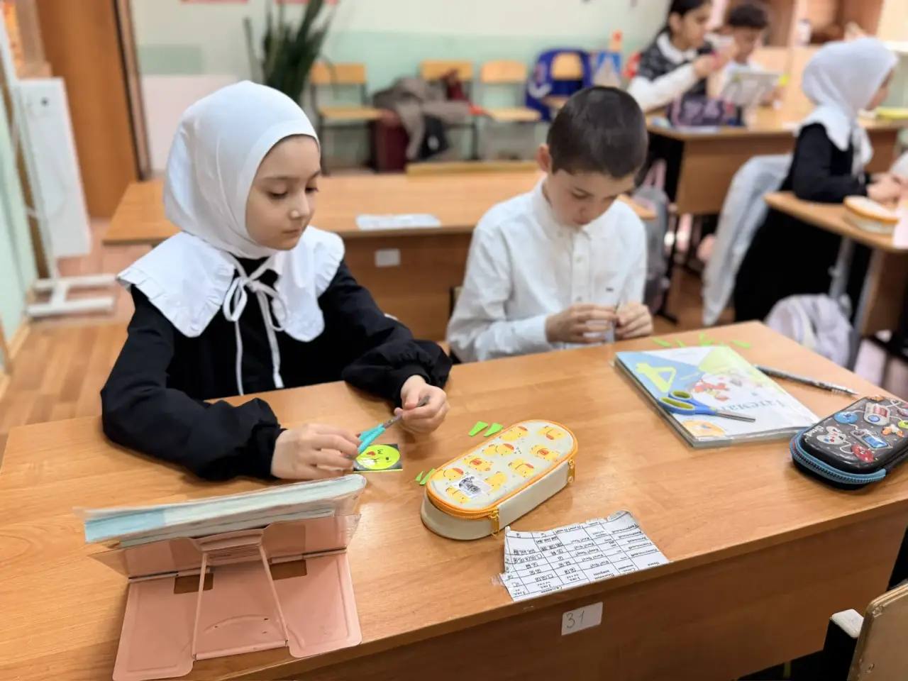 А вот ещё один пример того, как проходят совместные занятия Союза и Госавтоинспекции с ребятами из начальной школы А вот ещё один пример того, как проходят совместные занятия Союза и Госавтоинспекции с ребятами из начальной школы