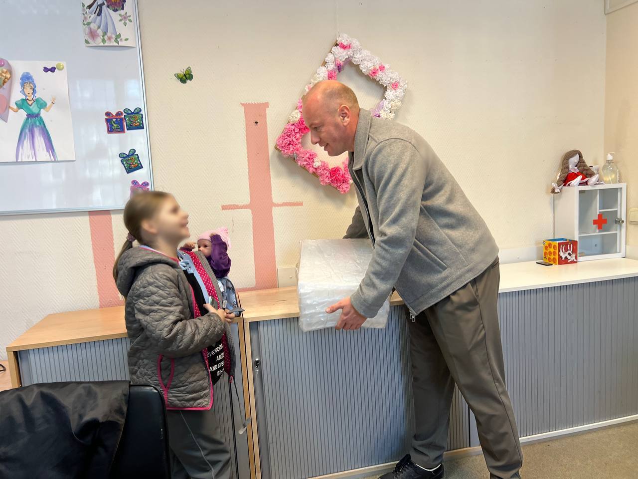 Депутаты округа Дмитрий Кульков и Михаил Сухарев, депутат Мособлдумы Александр Легков и уполномоченный главы Ольга Алексеева посетили центр поддержки семей участников СВО «Рука помощи» и передали гуманитарную помощь Депутаты округа Дмитрий Кульков и Михаил Сухарев, депутат Мособлдумы Александр Легков и уполномоченный главы Ольга Алексеева посетили центр поддержки семей участников СВО «Рука помощи» и передали гуманитарную помощь