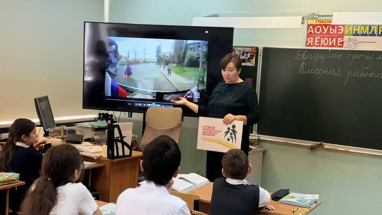 А вот ещё один пример того, как проходят совместные занятия Союза и Госавтоинспекции с ребятами из начальной школы А вот ещё один пример того, как проходят совместные занятия Союза и Госавтоинспекции с ребятами из начальной школы