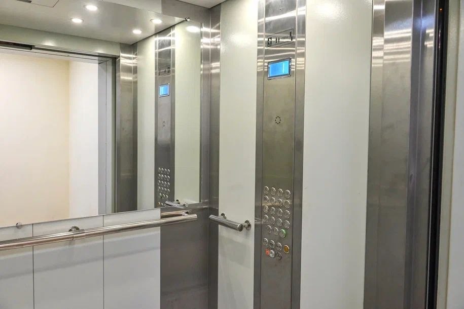 Депутат Мособлдумы проверил работу лифтов в Реутове после замены оборудования Депутат Мособлдумы проверил работу лифтов в Реутове после замены оборудования