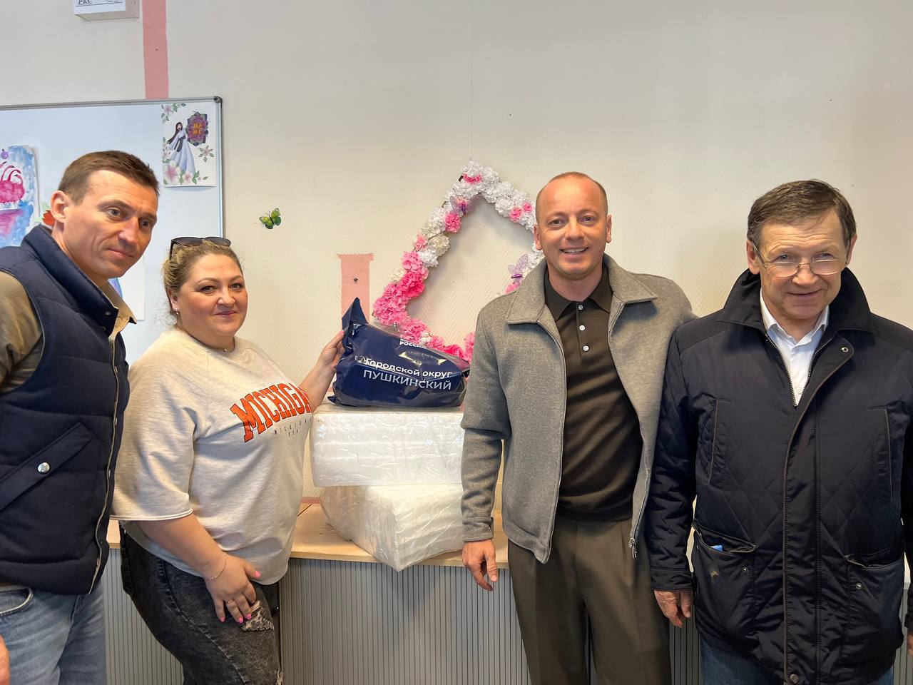 Депутаты округа Дмитрий Кульков и Михаил Сухарев, депутат Мособлдумы Александр Легков и уполномоченный главы Ольга Алексеева посетили центр поддержки семей участников СВО «Рука помощи» и передали гуманитарную помощь Депутаты округа Дмитрий Кульков и Михаил Сухарев, депутат Мособлдумы Александр Легков и уполномоченный главы Ольга Алексеева посетили центр поддержки семей участников СВО «Рука помощи» и передали гуманитарную помощь
