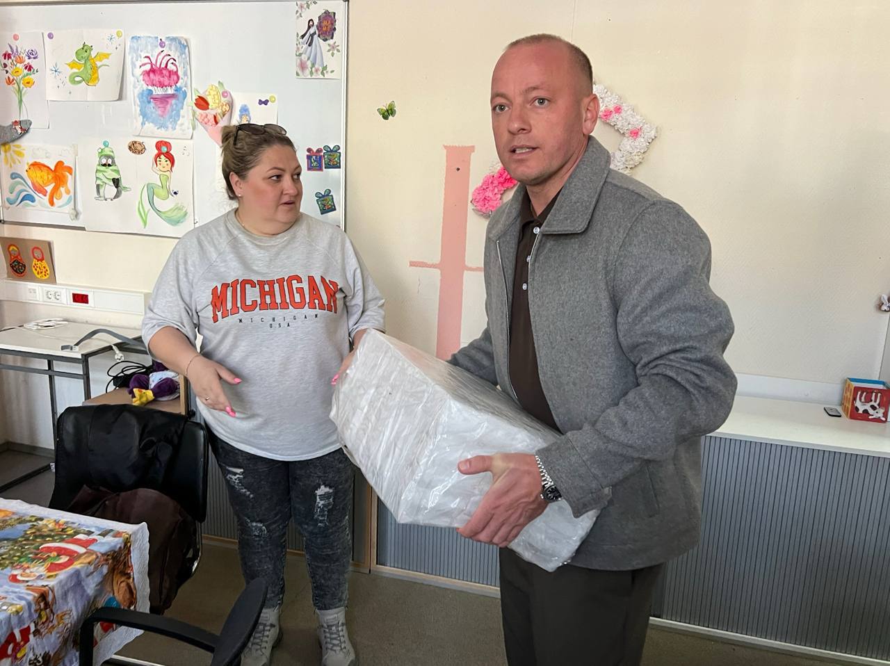 Депутаты округа Дмитрий Кульков и Михаил Сухарев, депутат Мособлдумы Александр Легков и уполномоченный главы Ольга Алексеева посетили центр поддержки семей участников СВО «Рука помощи» и передали гуманитарную помощь Депутаты округа Дмитрий Кульков и Михаил Сухарев, депутат Мособлдумы Александр Легков и уполномоченный главы Ольга Алексеева посетили центр поддержки семей участников СВО «Рука помощи» и передали гуманитарную помощь