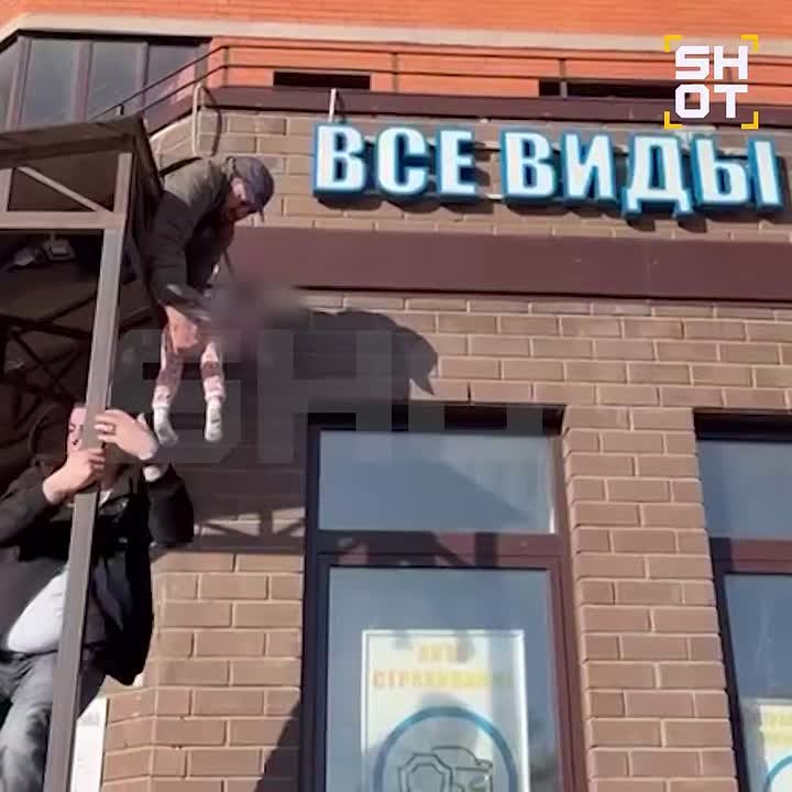 Прохожие спасли младенца, выпавшего из окна в Подмосковье