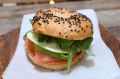 Нежный бейгл с лососем и авокадо — легкий рецепт для гурманов