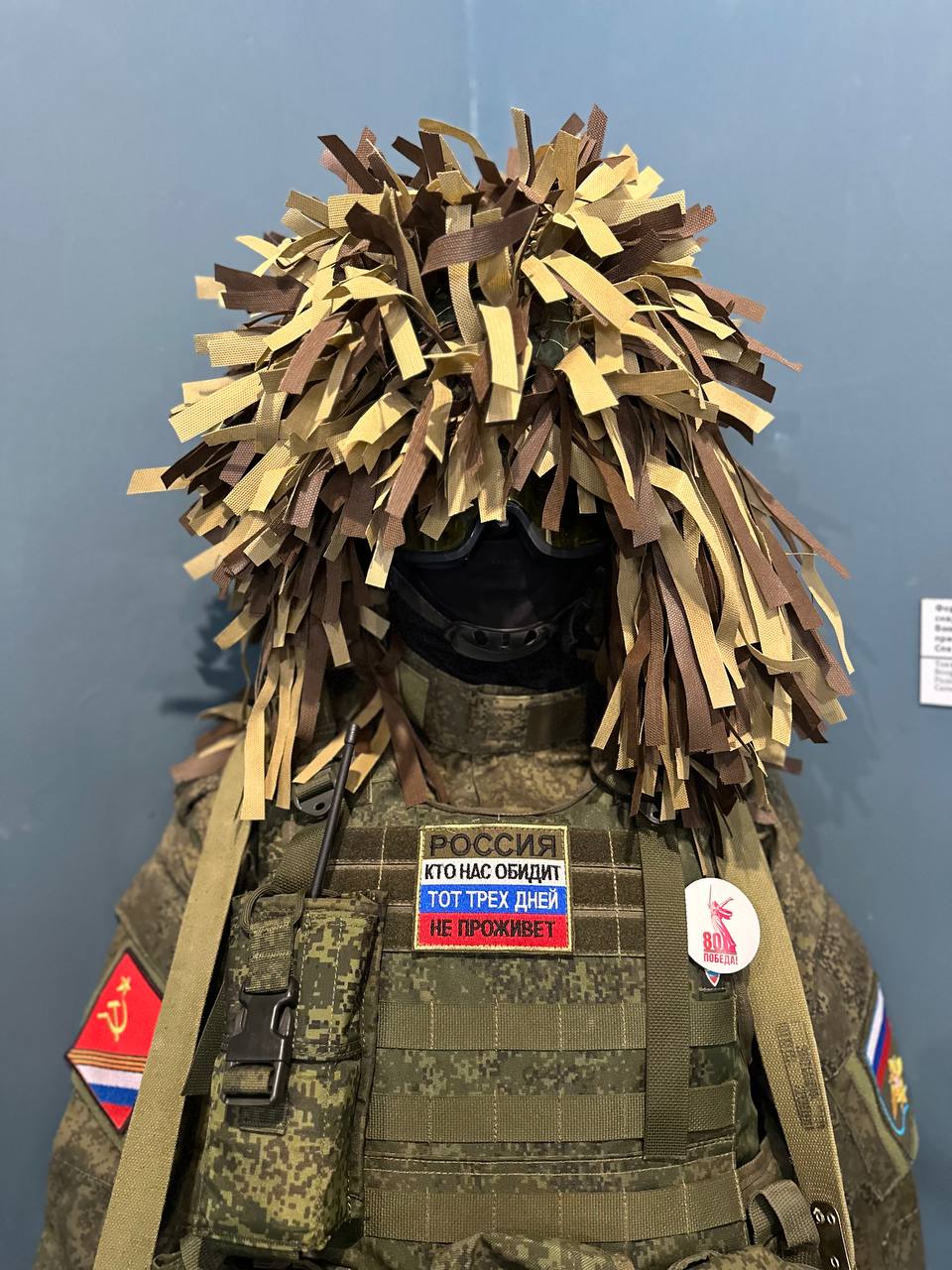 Наши ребята из Подмосковного политехнического колледжа освоили ещё один важный вид маскировки — они плетут чехлы на каски для бойцов