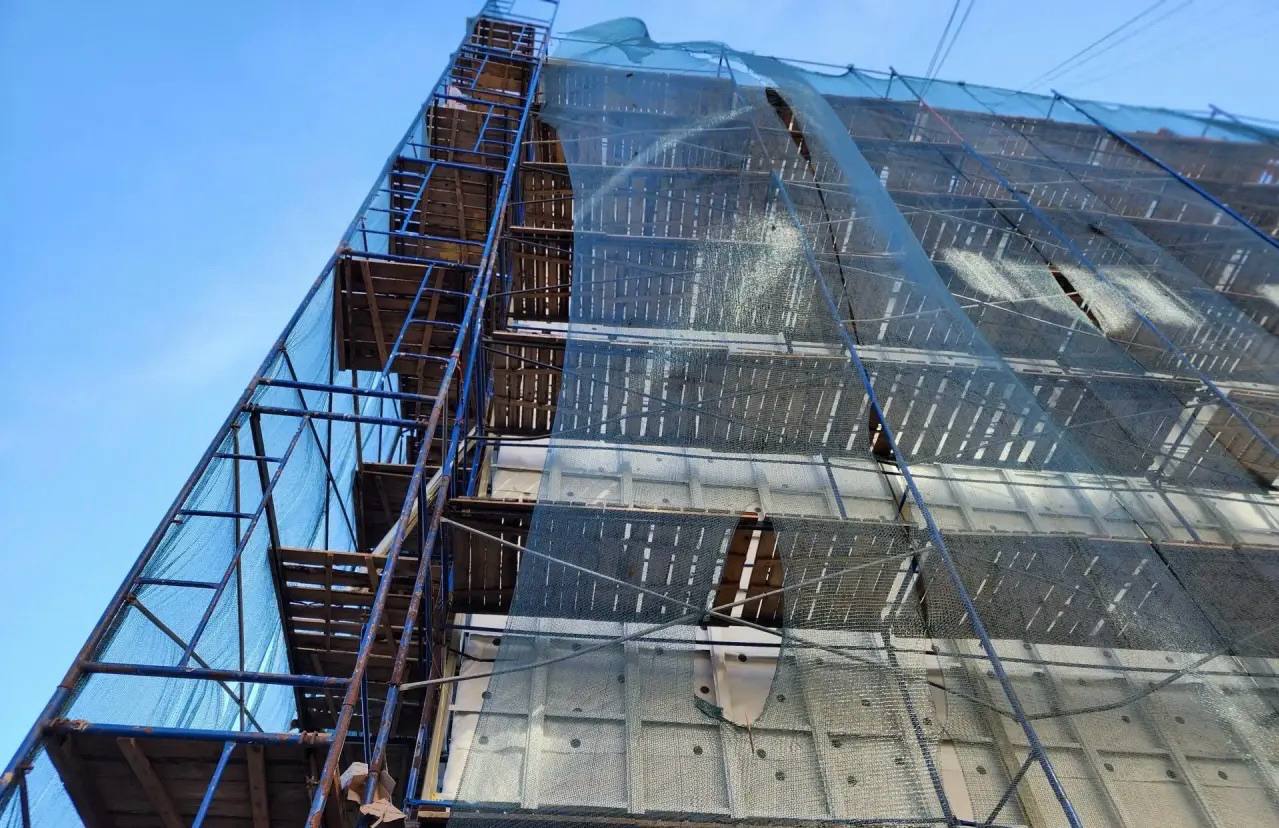 В Сергиевом Посаде на ул. Центральная идут работы по ремонту вентилируемого фасада с утеплением дома №16 В Сергиевом Посаде на ул. Центральная идут работы по ремонту вентилируемого фасада с утеплением дома №16