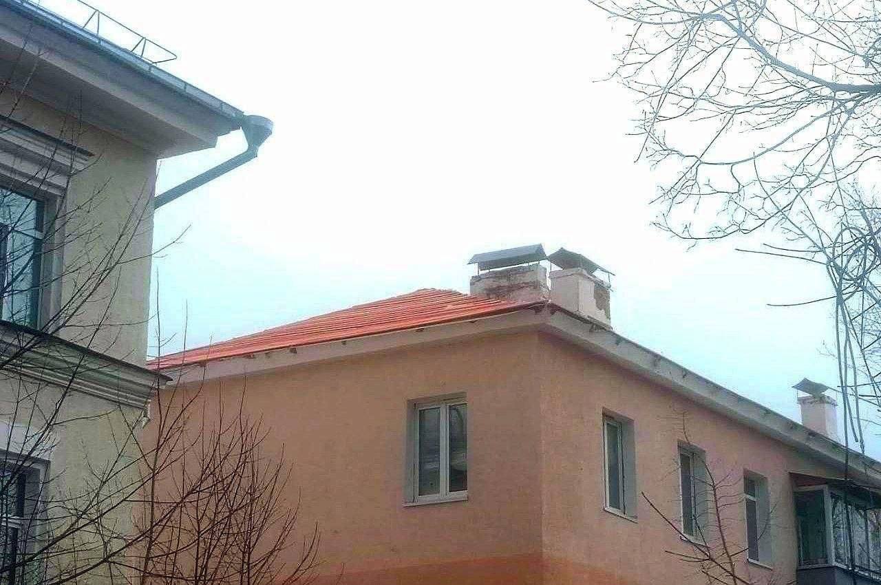 В доме №8 на Садовом проезде проводят капитальный ремонт скатной крыши