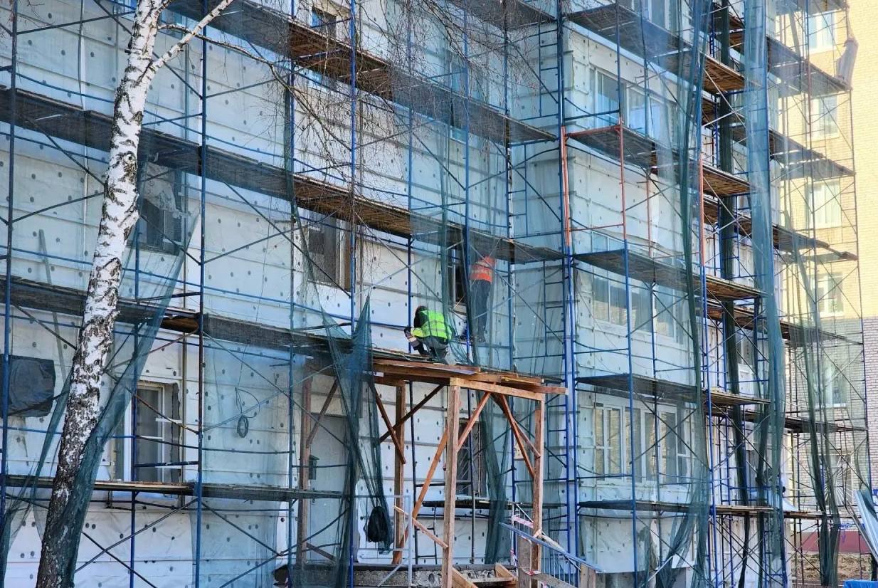 В Сергиевом Посаде на ул. Центральная идут работы по ремонту вентилируемого фасада с утеплением дома №16 В Сергиевом Посаде на ул. Центральная идут работы по ремонту вентилируемого фасада с утеплением дома №16