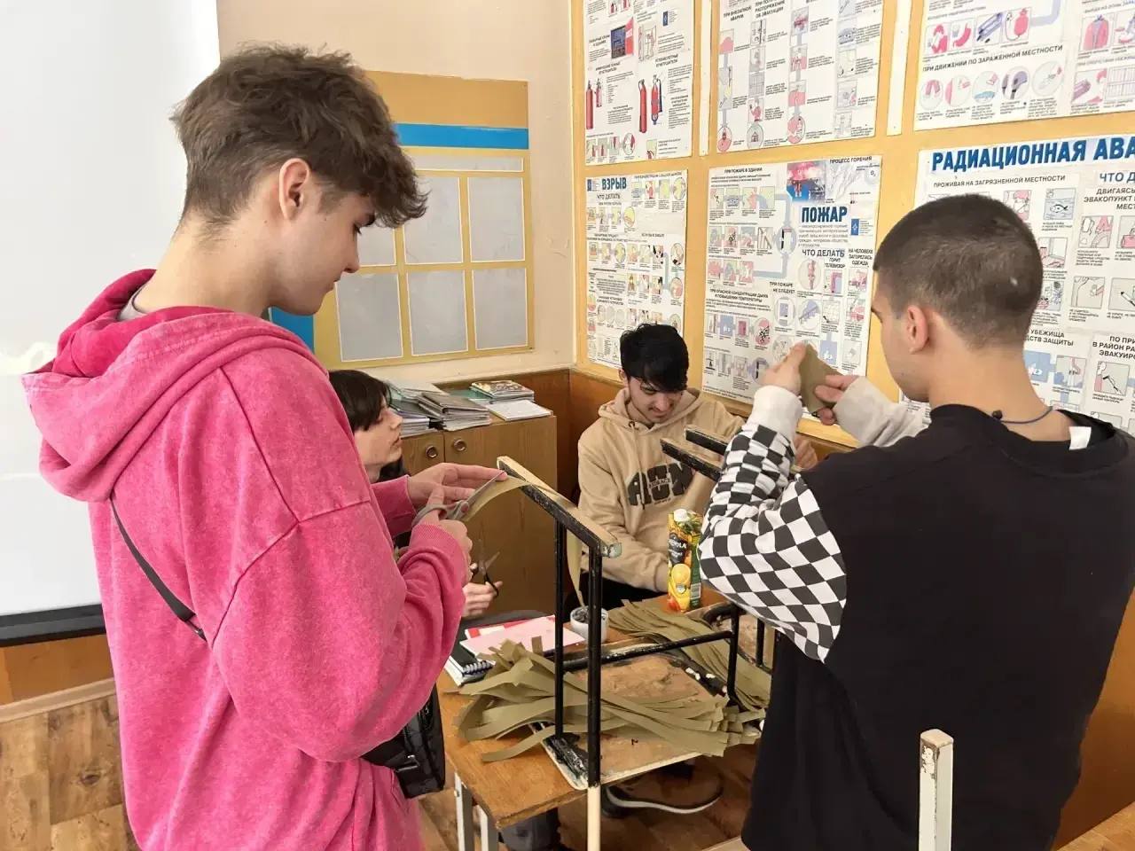 Наши ребята из Подмосковного политехнического колледжа освоили ещё один важный вид маскировки — они плетут чехлы на каски для бойцов Наши ребята из Подмосковного политехнического колледжа освоили ещё один важный вид маскировки — они плетут чехлы на каски для бойцов