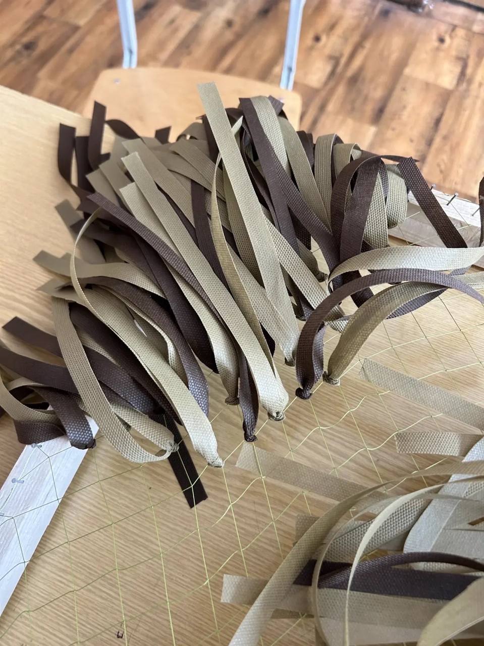 Наши ребята из Подмосковного политехнического колледжа освоили ещё один важный вид маскировки — они плетут чехлы на каски для бойцов Наши ребята из Подмосковного политехнического колледжа освоили ещё один важный вид маскировки — они плетут чехлы на каски для бойцов