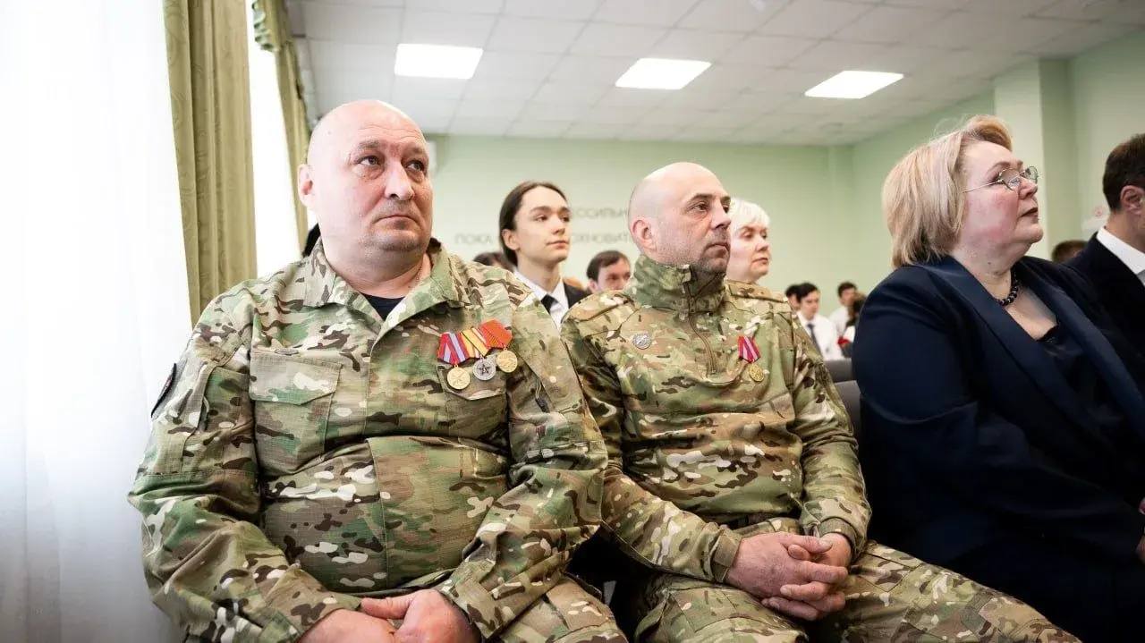 «Парту Героя» в честь Героя Советского Союза установили в гимназии Люберец «Парту Героя» в честь Героя Советского Союза установили в гимназии Люберец