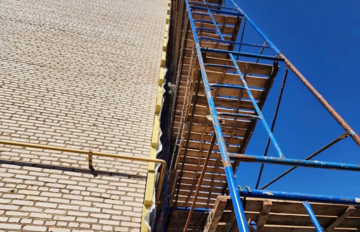 В Сергиевом Посаде на ул. Центральная идут работы по ремонту вентилируемого фасада с утеплением дома №16 В Сергиевом Посаде на ул. Центральная идут работы по ремонту вентилируемого фасада с утеплением дома №16