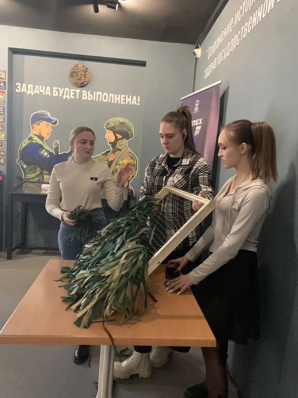 Наши ребята из Подмосковного политехнического колледжа освоили ещё один важный вид маскировки — они плетут чехлы на каски для бойцов Наши ребята из Подмосковного политехнического колледжа освоили ещё один важный вид маскировки — они плетут чехлы на каски для бойцов