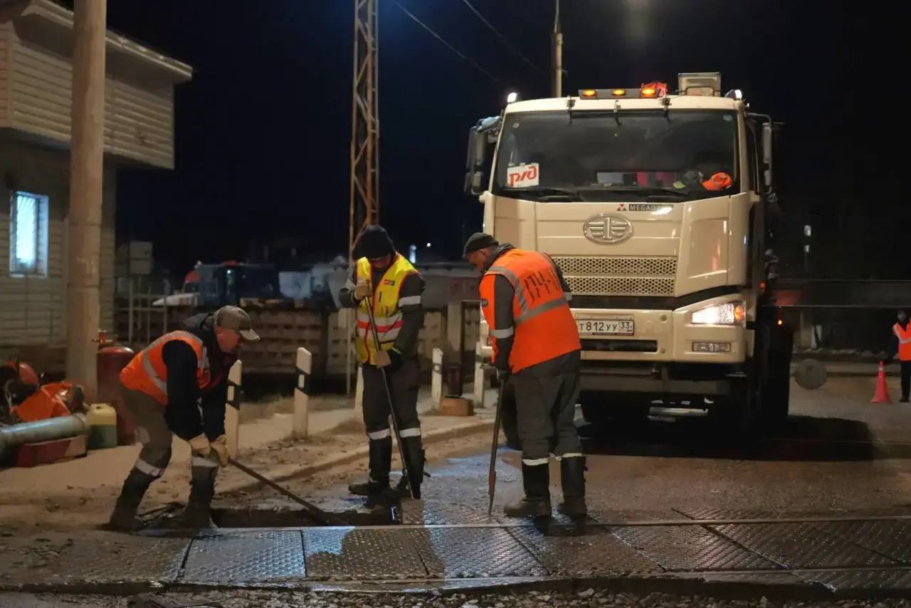 В Сергиевом Посаде на Скобяном шоссе разбирают железнодорожный переезд В Сергиевом Посаде на Скобяном шоссе разбирают железнодорожный переезд