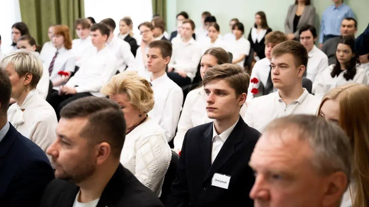 «Парту Героя» в честь Героя Советского Союза установили в гимназии Люберец «Парту Героя» в честь Героя Советского Союза установили в гимназии Люберец