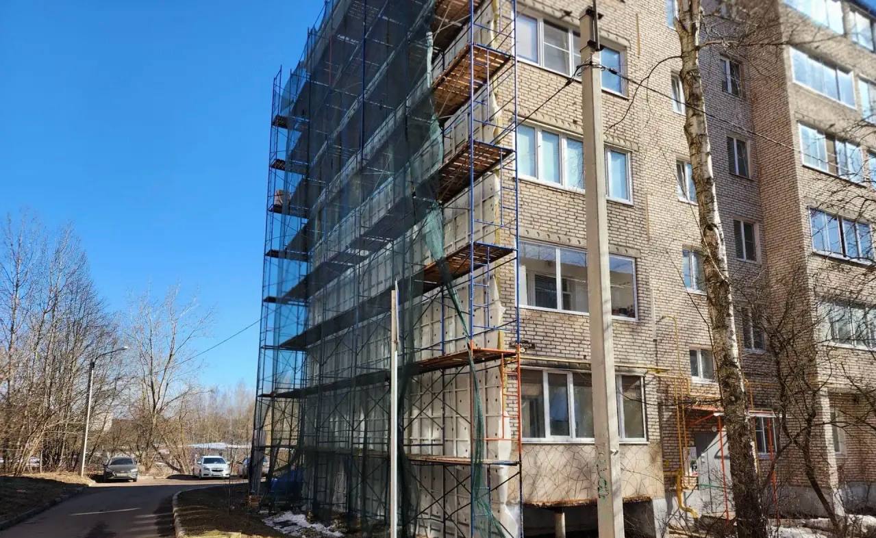 В Сергиевом Посаде на ул. Центральная идут работы по ремонту вентилируемого фасада с утеплением дома №16 В Сергиевом Посаде на ул. Центральная идут работы по ремонту вентилируемого фасада с утеплением дома №16