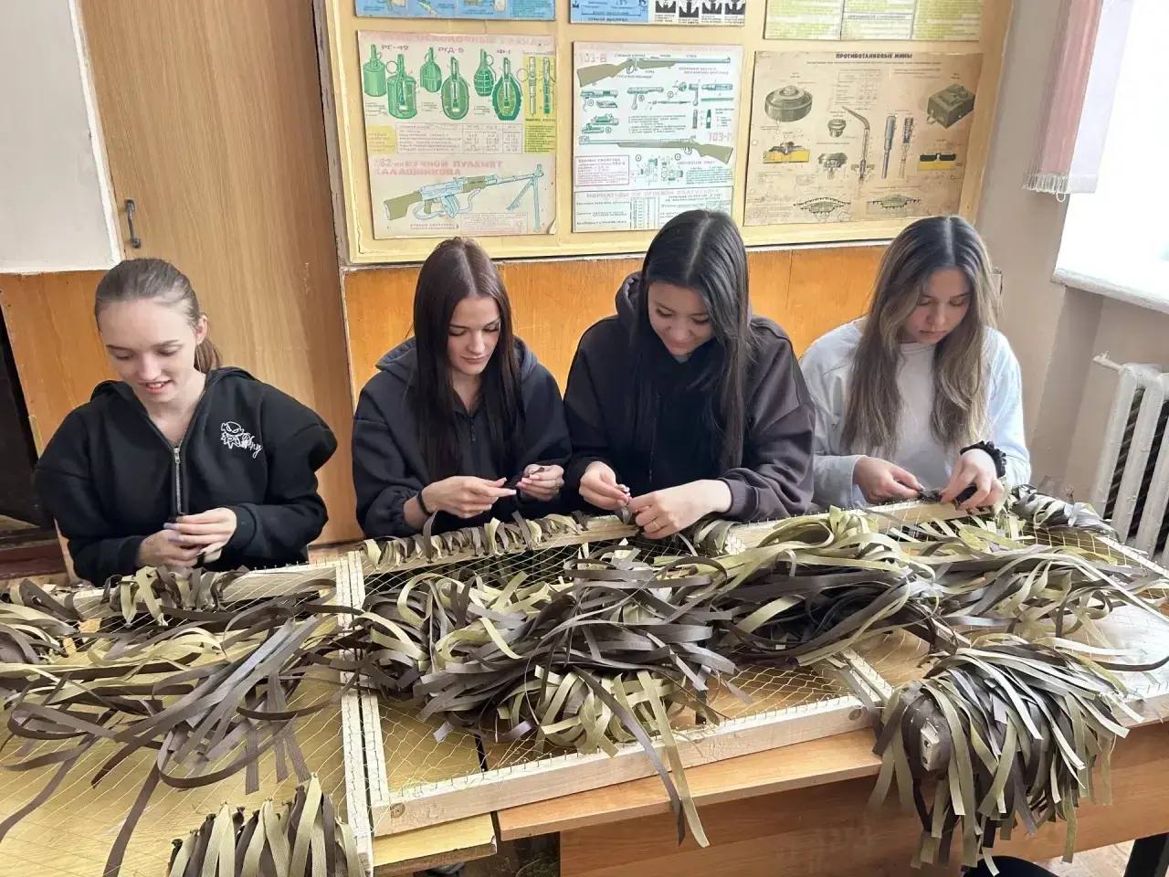 Наши ребята из Подмосковного политехнического колледжа освоили ещё один важный вид маскировки — они плетут чехлы на каски для бойцов Наши ребята из Подмосковного политехнического колледжа освоили ещё один важный вид маскировки — они плетут чехлы на каски для бойцов
