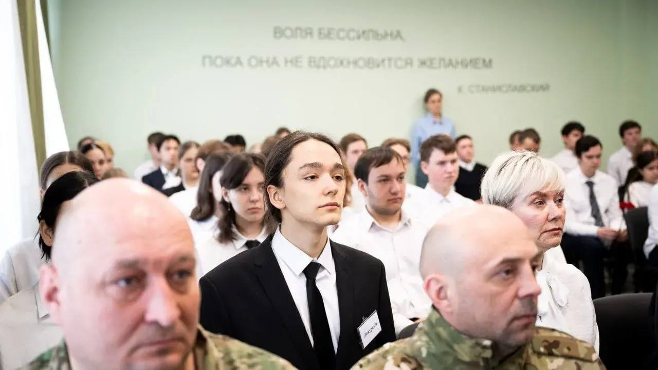 «Парту Героя» в честь Героя Советского Союза установили в гимназии Люберец «Парту Героя» в честь Героя Советского Союза установили в гимназии Люберец