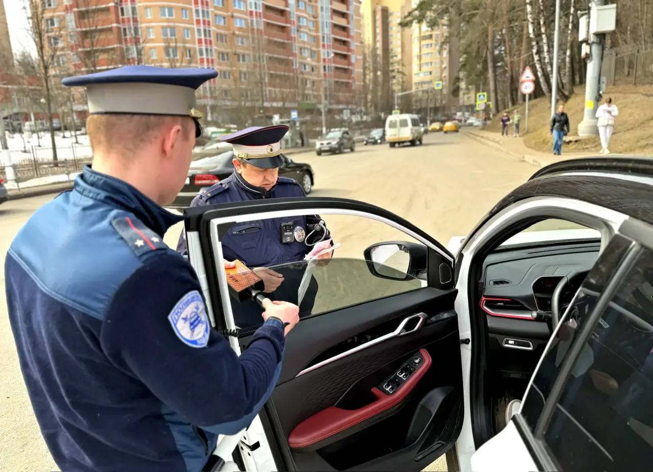 Сотрудники Подмосковной Госавтоинспекции провели рейд на улице Речная в Красногорске Сотрудники Подмосковной Госавтоинспекции провели рейд на улице Речная в Красногорске