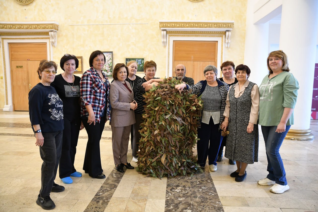 Депутат Государственной Думы Ирина Роднина передала материалы для плетения маскировочных сетей мастерицам в Яхроме Депутат Государственной Думы Ирина Роднина передала материалы для плетения маскировочных сетей мастерицам в Яхроме