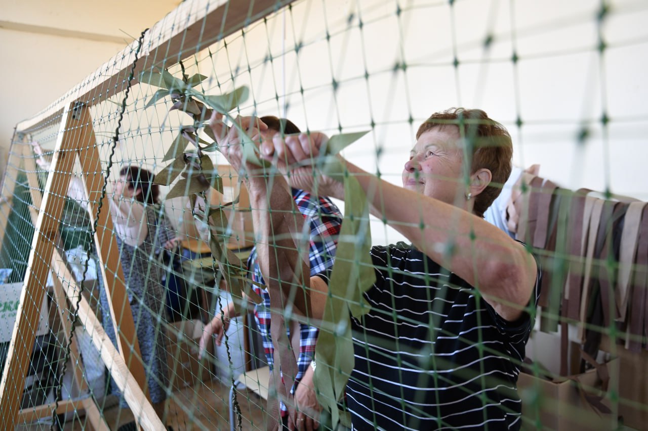 Депутат Государственной Думы Ирина Роднина передала материалы для плетения маскировочных сетей мастерицам в Яхроме Депутат Государственной Думы Ирина Роднина передала материалы для плетения маскировочных сетей мастерицам в Яхроме
