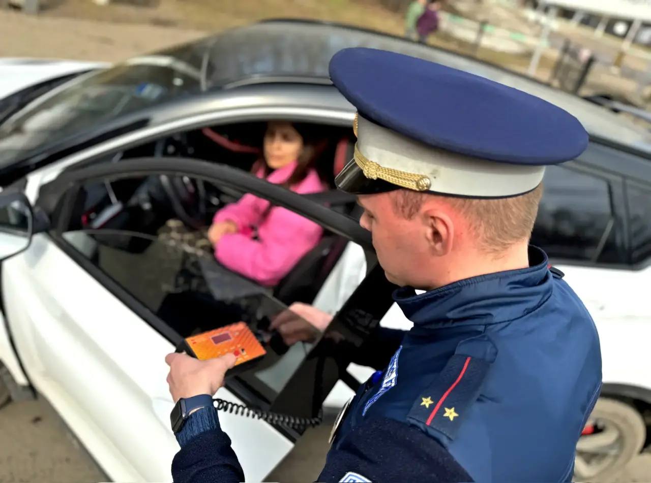 Сотрудники Подмосковной Госавтоинспекции провели рейд на улице Речная в Красногорске Сотрудники Подмосковной Госавтоинспекции провели рейд на улице Речная в Красногорске